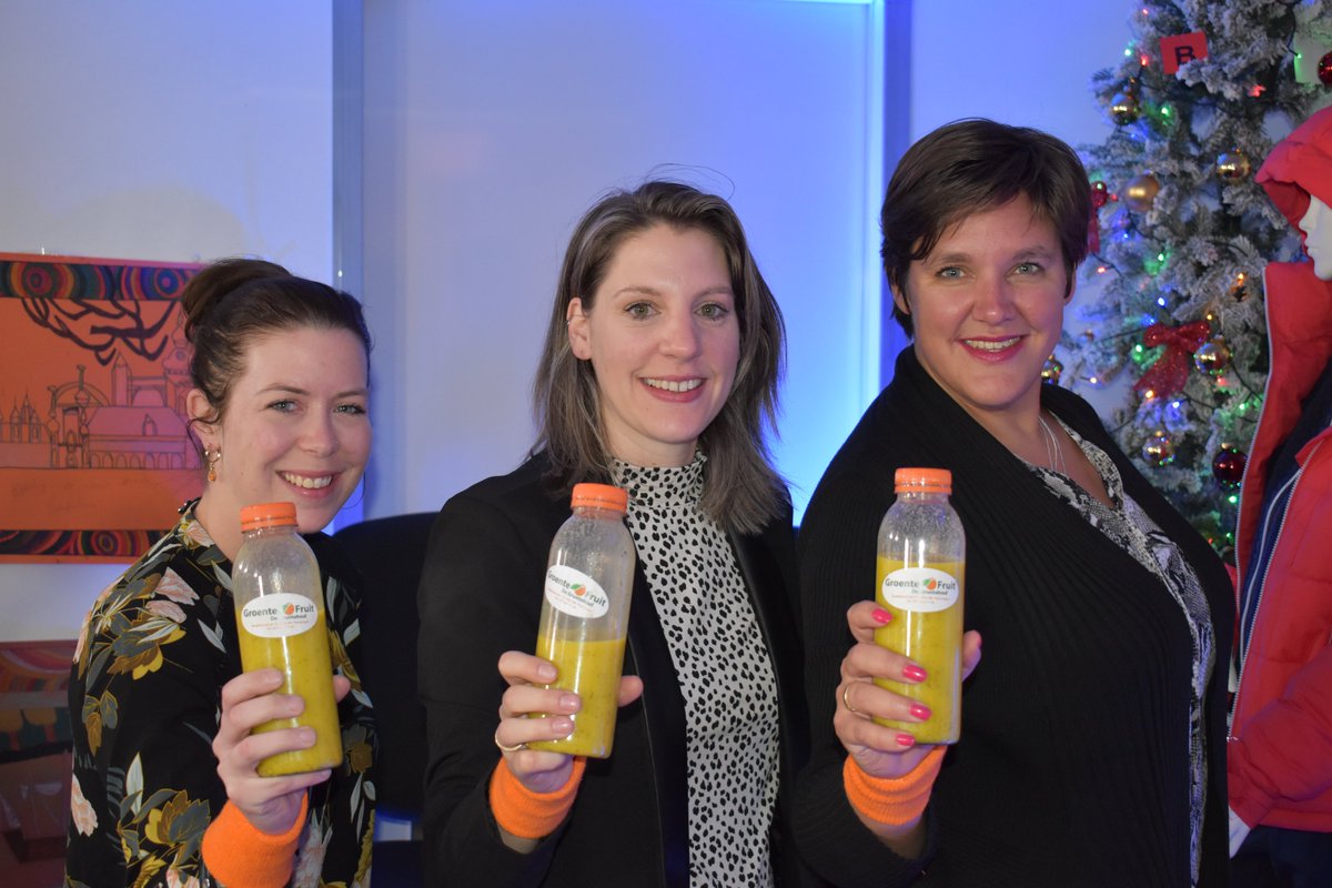 pmhoes's tweet photo. Het eerste sap moment van de laatste dag van Ut P&amp;M Hoés 2019 is vanochtend om 10:00 overhandigd aan de DJ's Lara, Nena en Carla. https://t.co/LGkGh4vRsw