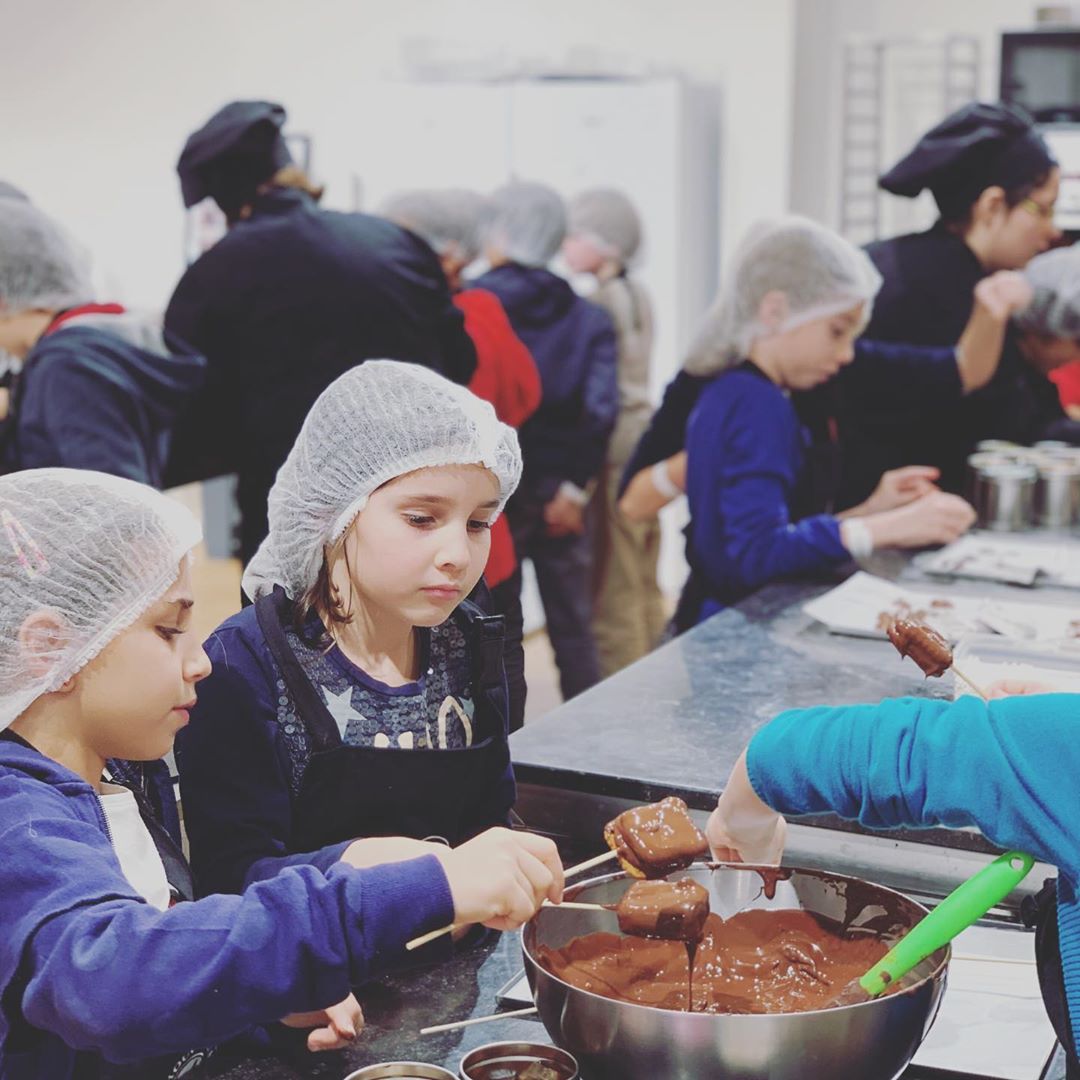 It’s time to eat and make chocolate! #brussels #bruxelles #bxl #zaabar #chocolate #kidsbirthday #creative #workshop #becreative #belgianchocolate #kidsactivities #brusselschocolates #kids #kidsbirthdayparty #chocolat #thebelgianchocolatemakers