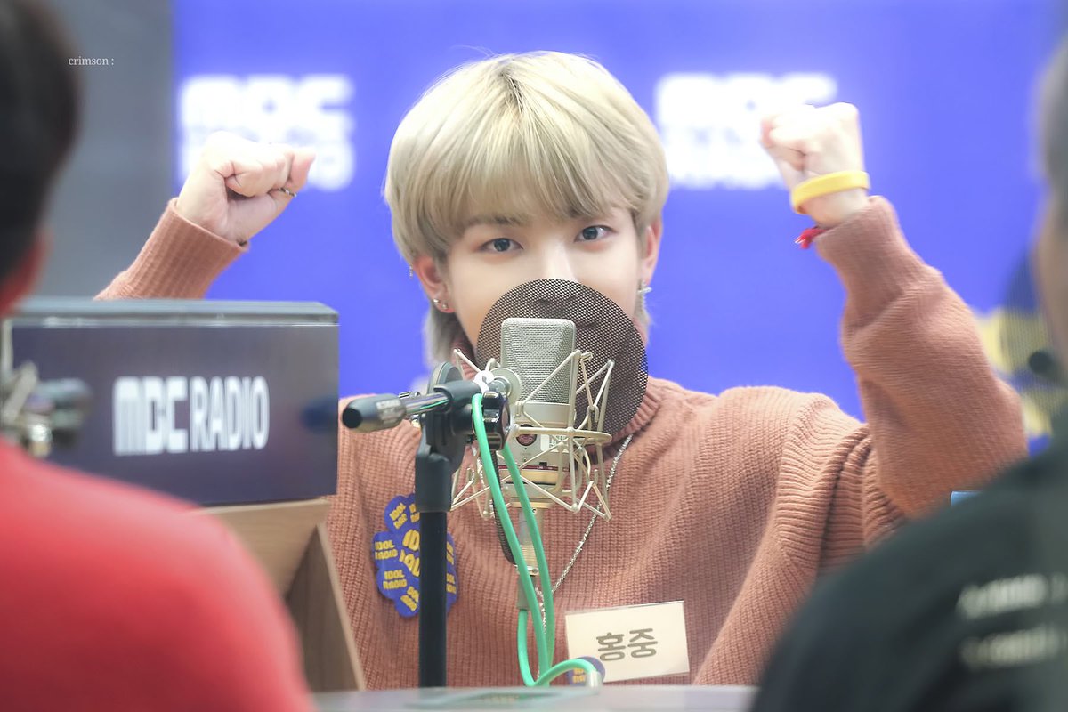 Idol Radio 181114Find JONGHO'S SHOULDER(Won't be putting sticker coz it's a photo from a fansite, it's rude editting/cropping their photos w/o their consents)