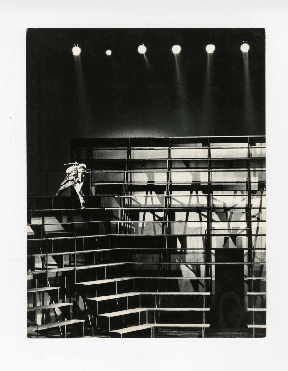 peterwmarx's tweet photo. #Macht|Spiele (last tweet) In der ästhetischen Gestaltung lehnt sich #Heyme an das Theater der Weimarer Republik an. Die Inszenierung zeigte die Bauern als potenziell faschistischen Mob – das Publikum tobte in teils offener Aggression…
Mehr in: #Macht|Spiele @alexanderverlag https://t.co/pUNIDuzyWT