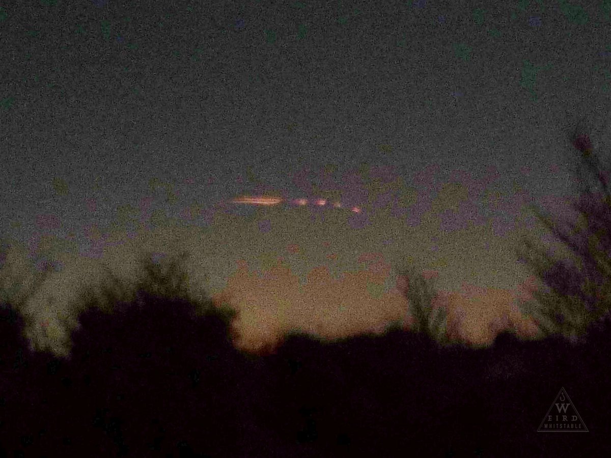 Only a few more sleeps to go before the big day!
These two photos were taken over Whitstable on last year's Christmas Eve...
Watch the skies. Listen for sleigh bells.
#FatherChristmas #ufo #MerryChristmas #RealSantaClaus #eyewitness #WeirdWhitstable #Weird #Whitstable