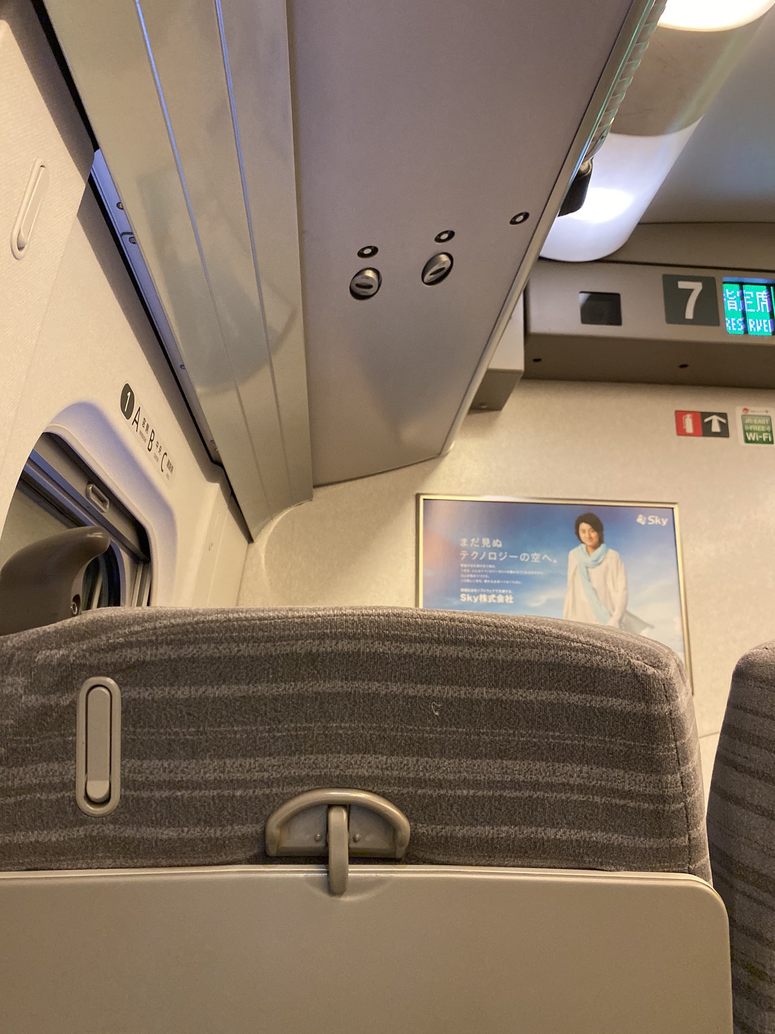 がみ E5系u1編成は量産先行車なので 他の量産車と比べて車内が大きく異なる 普通車にも読書灯があるのが特徴で C席の読書灯はどこにあるか探したところ なんとまさかの天井についていた 僕以外使っている人はいなかった T Co 2ciujpmvdo