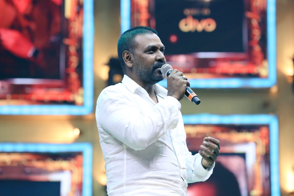 LycaProductions's tweet image. @offl_Lawrence master on stage! 😌

#DARBAR 👑 Audio launch now live on @SunTV 💥

@rajinikanth @ARMurugadoss #Nayanthara @anirudhofficial @santoshsivan @sreekar_prasad #Santhanam @SunielVShetty @i_nivethathomas @divomovies #DarbarAudioLaunchOnSunTV