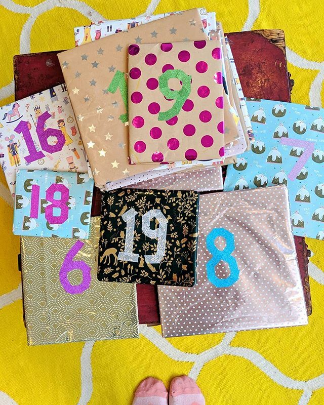 knicker_elastic's tweet photo. We're getting down to the business end of the book advent now! 💪 So here's photographic evidence that we managed to cobble together and wrap 24 Christmas/Winter themed books! 🤪 Thank goodness for charity shops and used wrapping paper hoarders (me!). 😋 
For a new experiment, … https://t.co/rCGn0kBREq