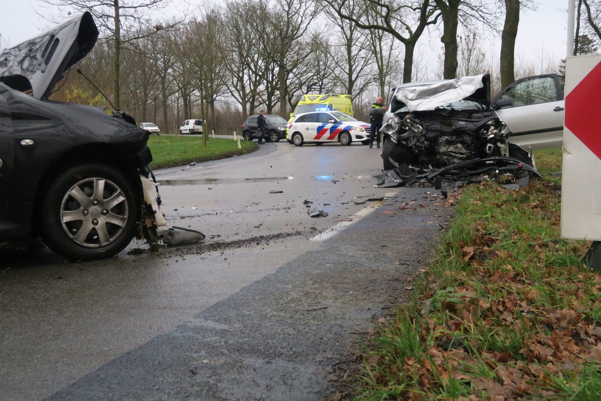 Frontale aanrijding op de Vierhuisterweg in Surhuisterveen door olie op het wegdek -.
