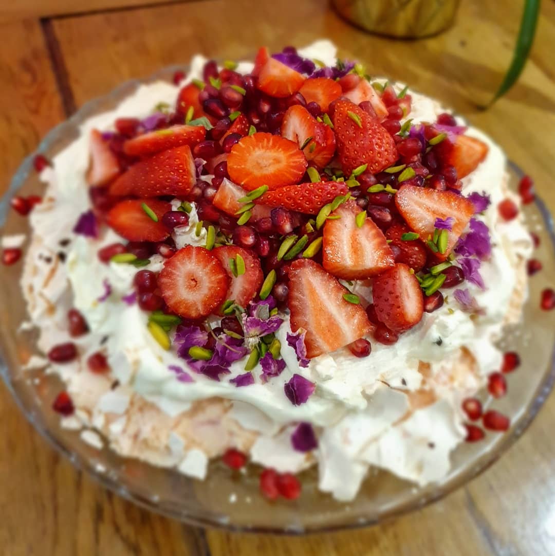 shelinacooks's tweet photo. I've just posted the recipe for this amazing turkish delight pavlova on my instagram hope you like it! Perfect to make during the holidays x https://t.co/FmtWEcpk6d
