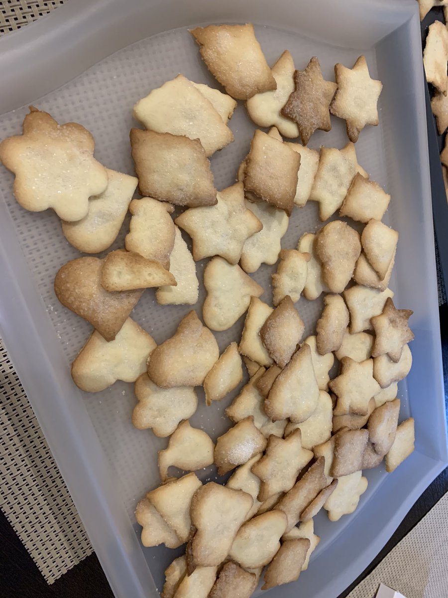 jmajczuk's tweet photo. Produkcja ciasteczek idzie pełną parą😁🎅🎄 #buttercookies #ciastki #wkuchni #ciasteczka https://t.co/HQnzksIEpR