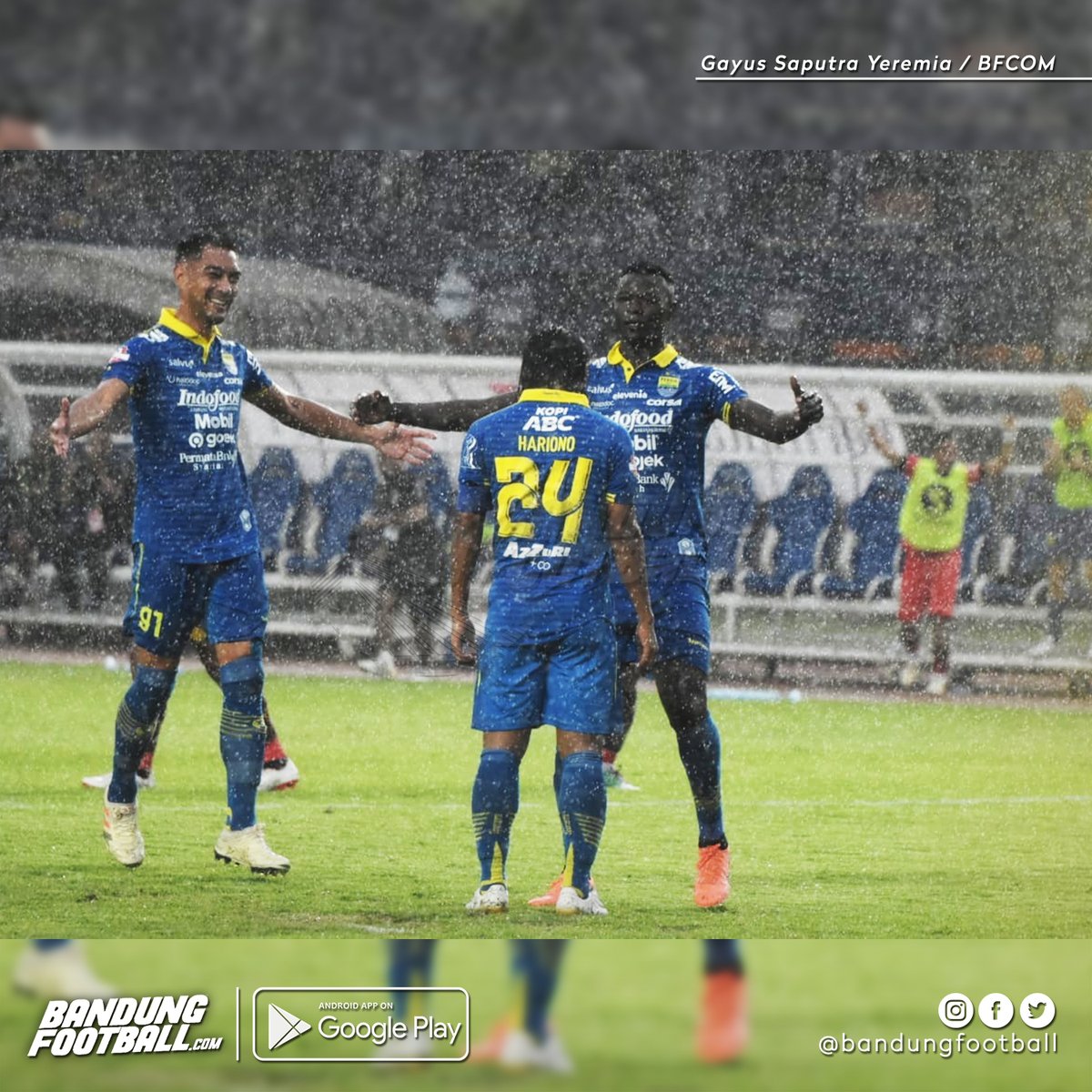 Semua ini tertulis dalam takdir yang telah ditentukan-Nya.

Hariono, mencetak gol kedua dan terakhirnya untuk Persib, di bawah guyuran hujan, seolah alam menangisi kepergian sang legenda.

Legendary photo. Legendary player.

#HaturNuhunHariono #Hariono #PersibDay #BandungFootball