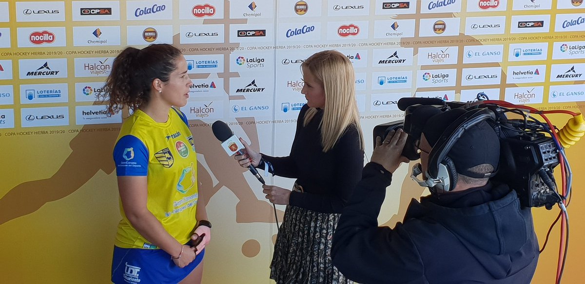 rfe_hockey's tweet photo. #ZonaMixta con @almu_munagorri y @AtteneriOrtiz9 tras revalidar la @UDTaburiente la medalla de bronce en la Copa de la Reina @iberdrola #CopaAtletic #CopaReinaIBERDROLA https://t.co/nlSB7JSJfR