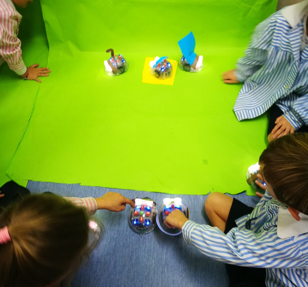 SusannaTuset's tweet image. I no se m&apos;acut una millor manera d&apos;acabar l&apos;última setmana del trimestre!
Disfressant els robots i celebrant el Nadal!
Creativitat, imaginació, treball en equip, presa de decisions, posar-se d&apos;acord, programar, calcular...
#lego #mindstorms @ROBOTIX_ 
#DashDot #bluebot 
#RoboCor