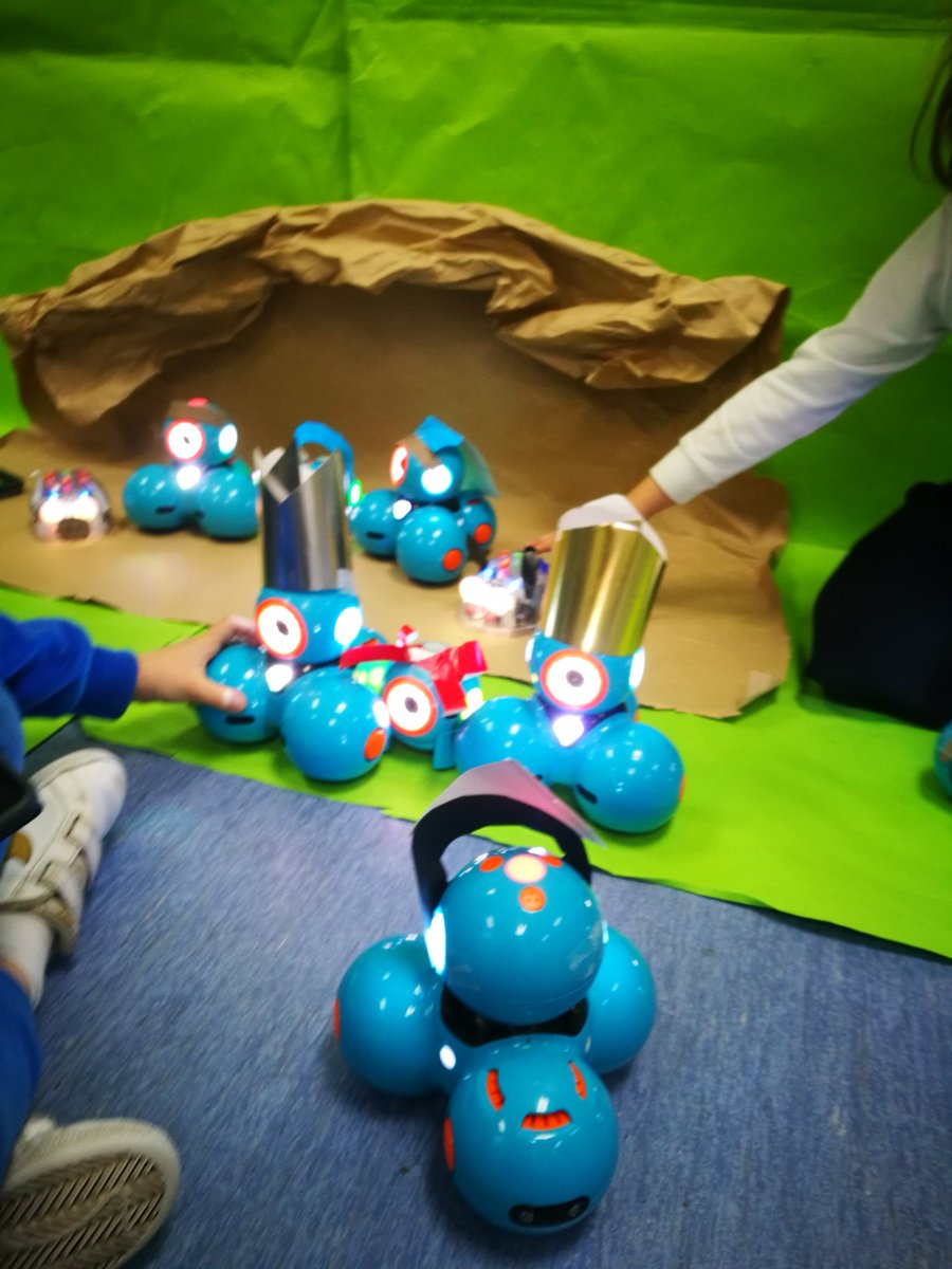 SusannaTuset's tweet image. I no se m&apos;acut una millor manera d&apos;acabar l&apos;última setmana del trimestre!
Disfressant els robots i celebrant el Nadal!
Creativitat, imaginació, treball en equip, presa de decisions, posar-se d&apos;acord, programar, calcular...
#lego #mindstorms @ROBOTIX_ 
#DashDot #bluebot 
#RoboCor