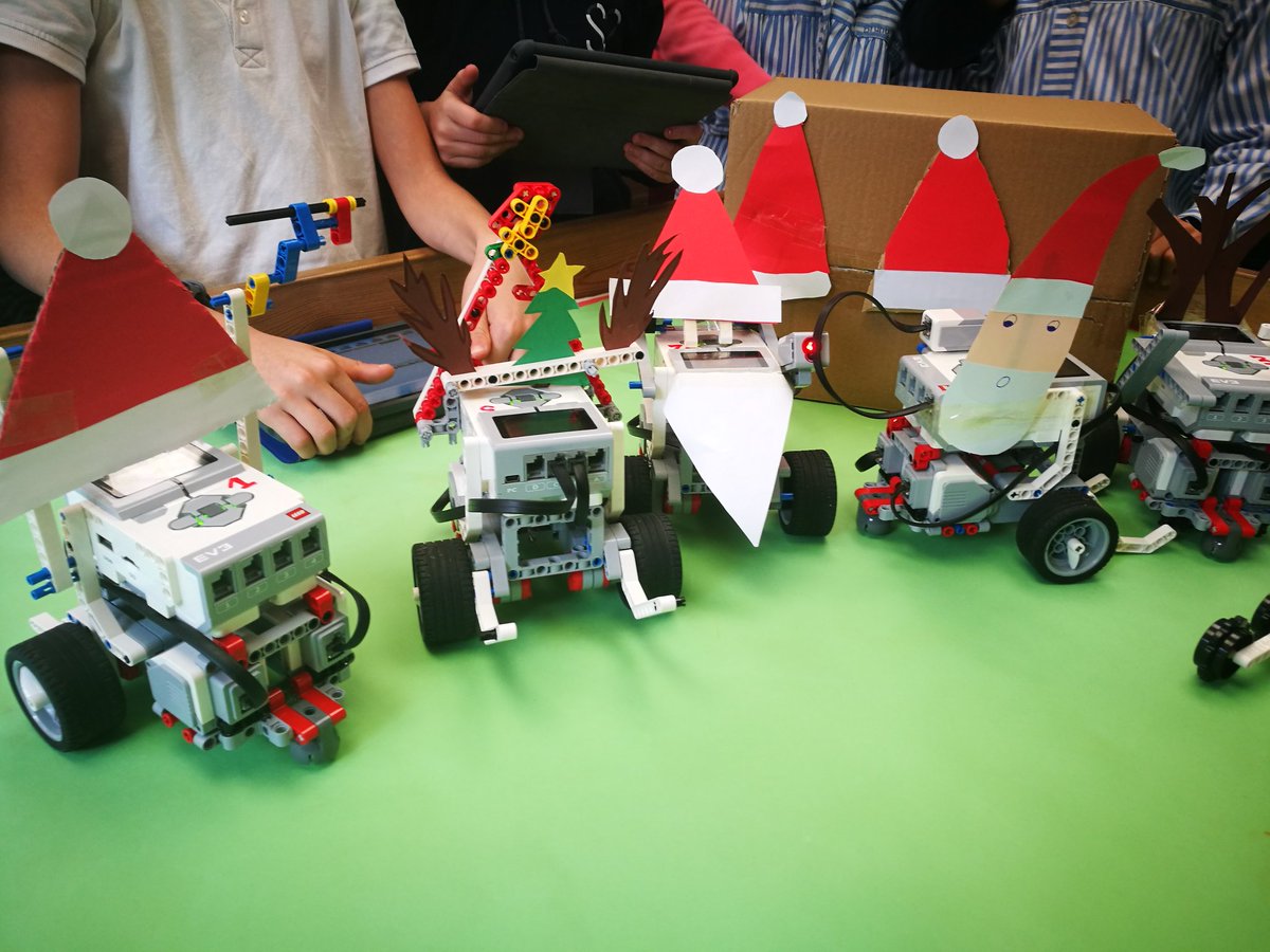 SusannaTuset's tweet image. I no se m&apos;acut una millor manera d&apos;acabar l&apos;última setmana del trimestre!
Disfressant els robots i celebrant el Nadal!
Creativitat, imaginació, treball en equip, presa de decisions, posar-se d&apos;acord, programar, calcular...
#lego #mindstorms @ROBOTIX_ 
#DashDot #bluebot 
#RoboCor
