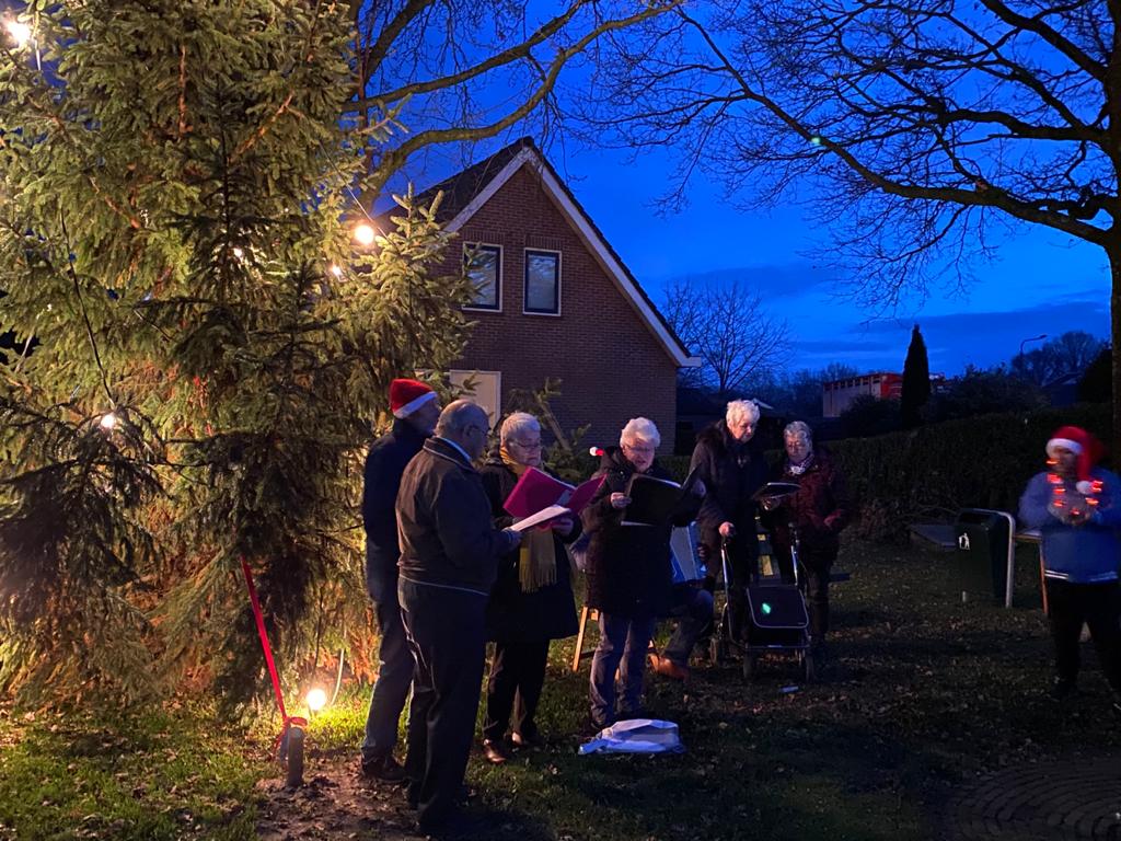 Gisteren verrasten wij veel inwoners uit ons RAS-gebied met fiets, busjes en paard en wagen. De RAS-zangers zorgden voor een muzikaal tintje op diverse plekken in 't RAS-gebied. We hebben ca. 200 aardigheidjes uitgedeeld. 
Fijne feestdagen &amp; een gezond, gelukkig en sociaal 2020!
