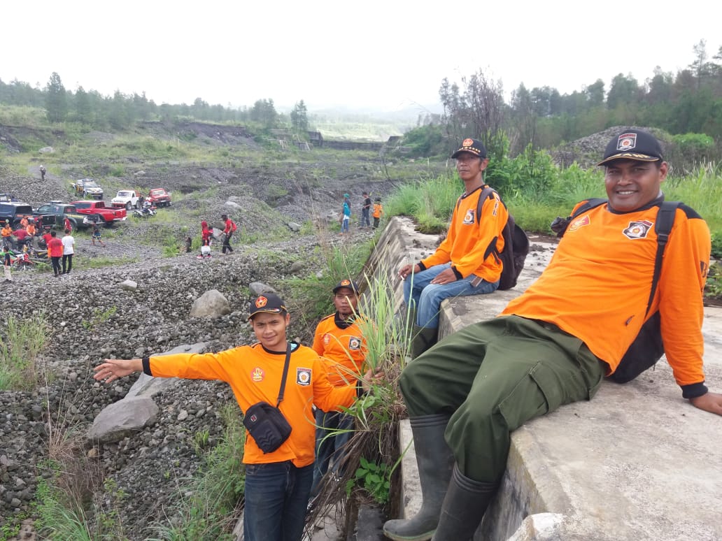 "Tiada lelah menjaga NKRI dan merawat ibu Pertiwi"
Banser tanggap bencana (BAGANA)Satkoryon Srumbung bersinergi dg Polsek , Koramil,LSM,Fotkompincam, relawan dalam mghijaukan hutan Merapi wilayah Jurang Jero Srumbung Magelang
<a href="/Airin_NZ/">🌼Airin_NZ🌸</a> <a href="/WagimanDeep/">Wagiman Deep (Habeib Selow)</a> <a href="/AnakKolong_/">Anak Kolong™|</a> @GPAnsor_Satu