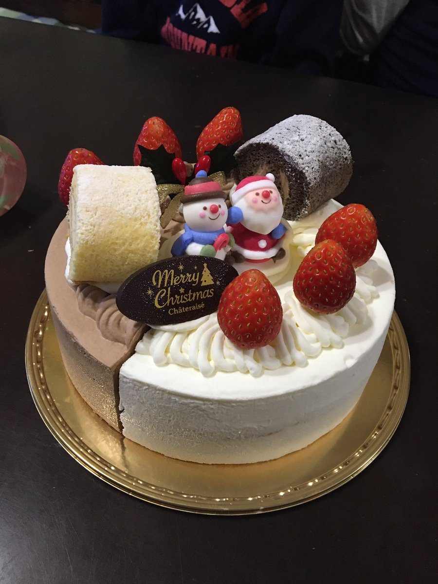 片川香恵 子供らは兄は生クリーム苦手 弟はショートケーキしか食べないと真逆な嗜好なので 毎年シャトレーゼさんでチョコケーキとのハーフ ハーフをお願いしてます