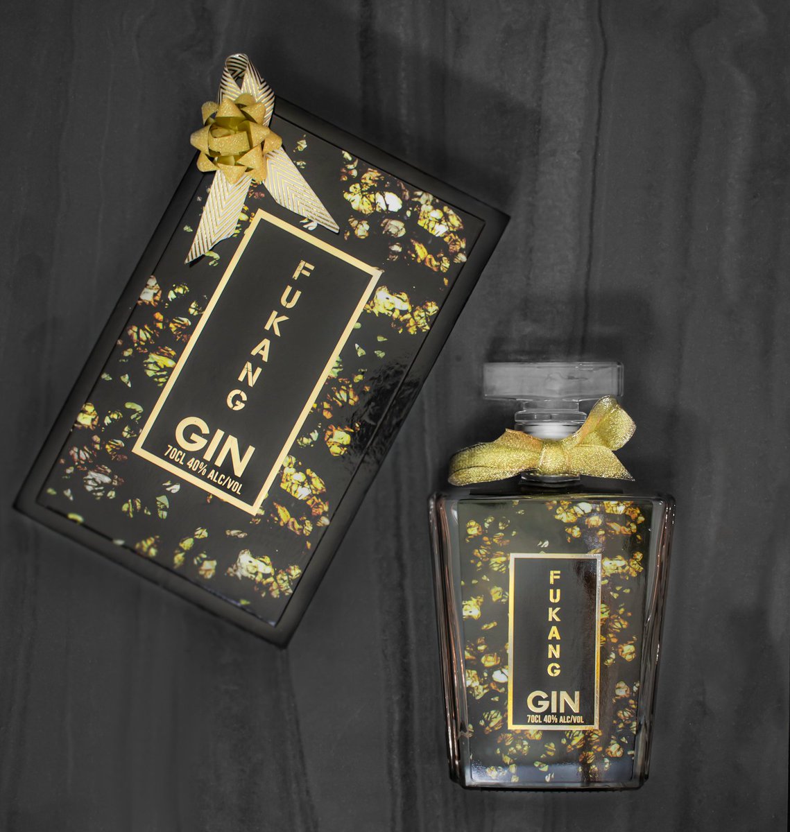 Last minute #gift shopping giving you the chills? 

Put some ice cubes in there and sip calmly knowing your presents are all sorted 🍸

The limited edition Fukang #gin #giftbox is guaranteed to satisfy even the most demanding family members 😜

fukang-gin.com