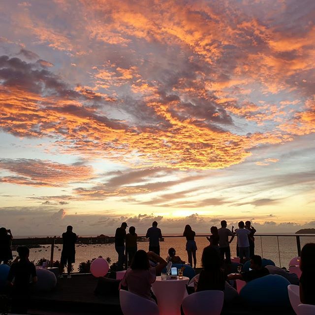 borneo_insider's tweet photo. Enjoy Kota Kinabalu famous Sunset at @suteraofficial Pacific Sutera Hotel SkyBar. https://t.co/AlOgFrtCbV
