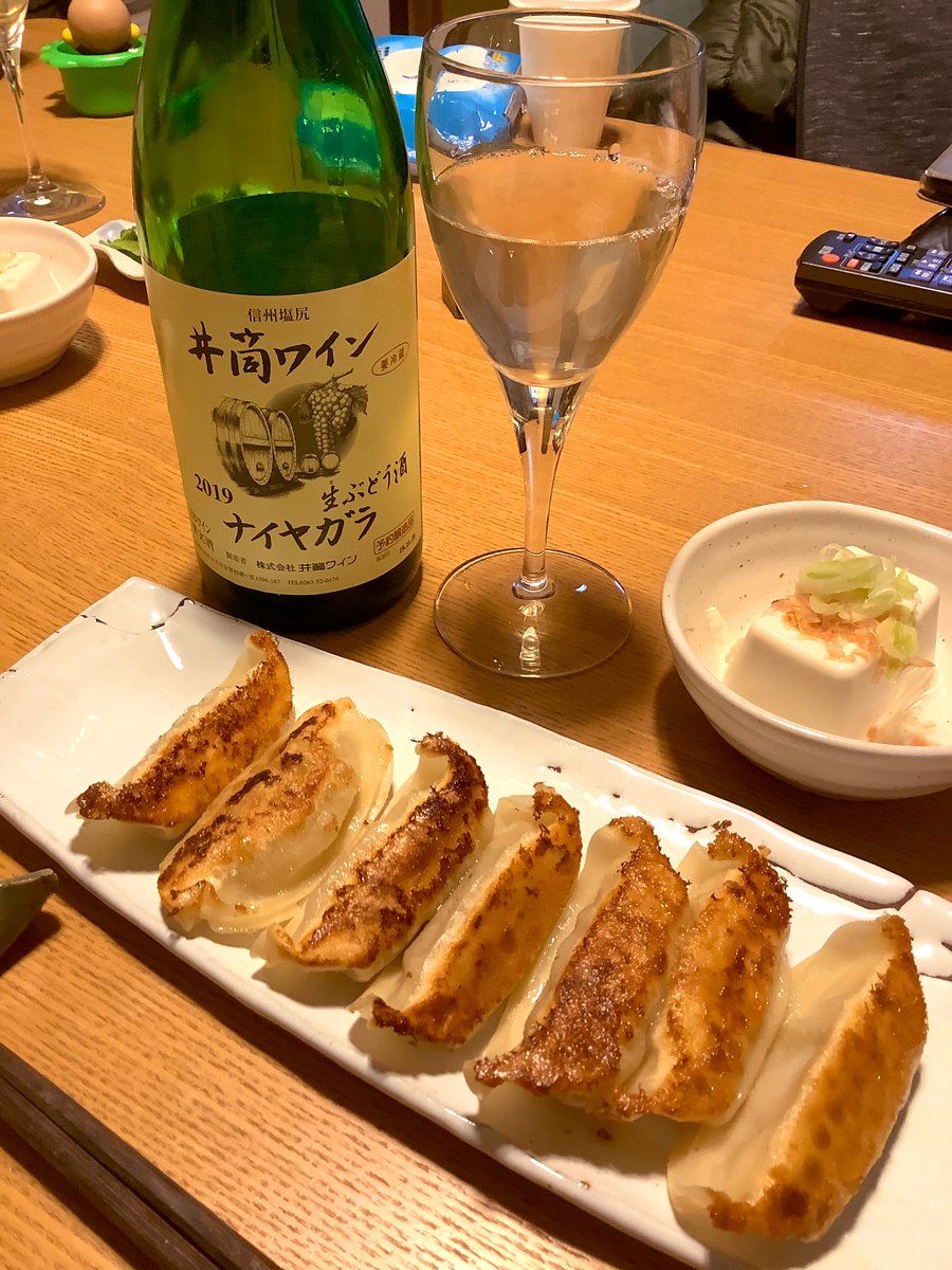 のぼりん على تويتر Yasuさんワインいただきます 宇都宮餃子とともに バイク乗ってからお土産を何故かよく頂くw 井筒ワイン 餃子