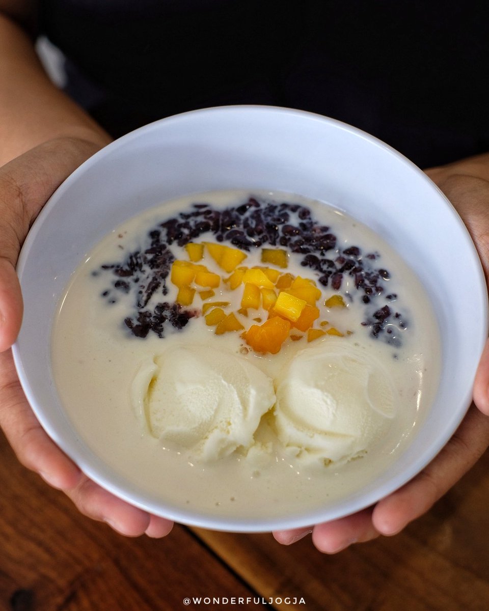 Jogja24Jam's tweet photo. Yang suka makan bubur malam-malam bisa mampir ke @buburhayam. Bubur ayam, sampai bubur ketan hitam ada semua 😋. Gass lur https://t.co/cXntIvBVy6