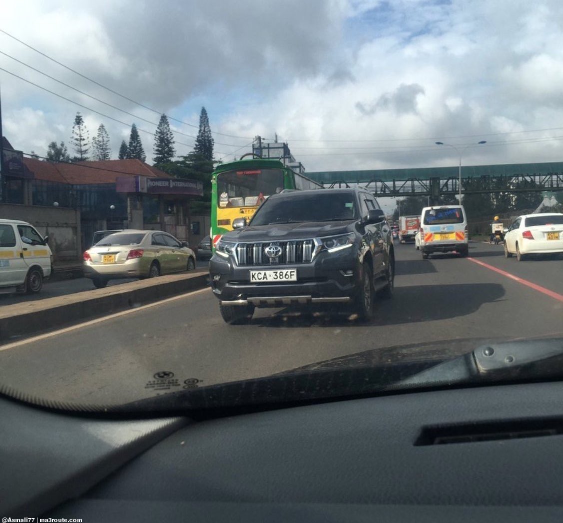 Kwa traffic Uko on the wrong side ndio uRush kutuibia. #WajingaNyinyi