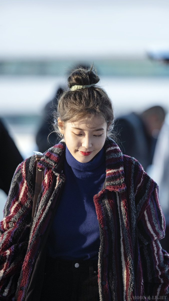 MoonLight_iu's tweet photo. [191219] 인천공항 출국 아이유(@lily199iu)💙직찍 by 달빛마차 https://t.co/dmrgmjuq8D https://t.co/zRlj5nci4M