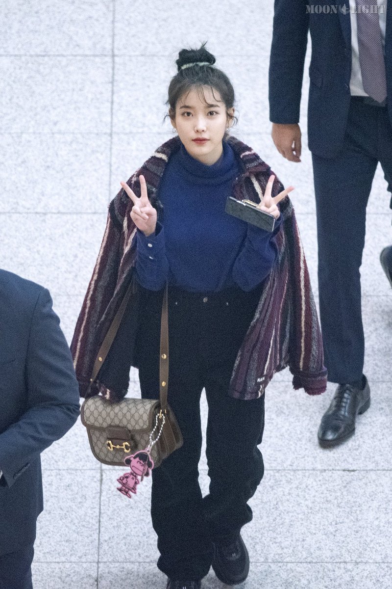 MoonLight_iu's tweet photo. [191219] 인천공항 출국 아이유(@lily199iu)💙직찍 by 달빛마차 https://t.co/dmrgmjuq8D https://t.co/zRlj5nci4M