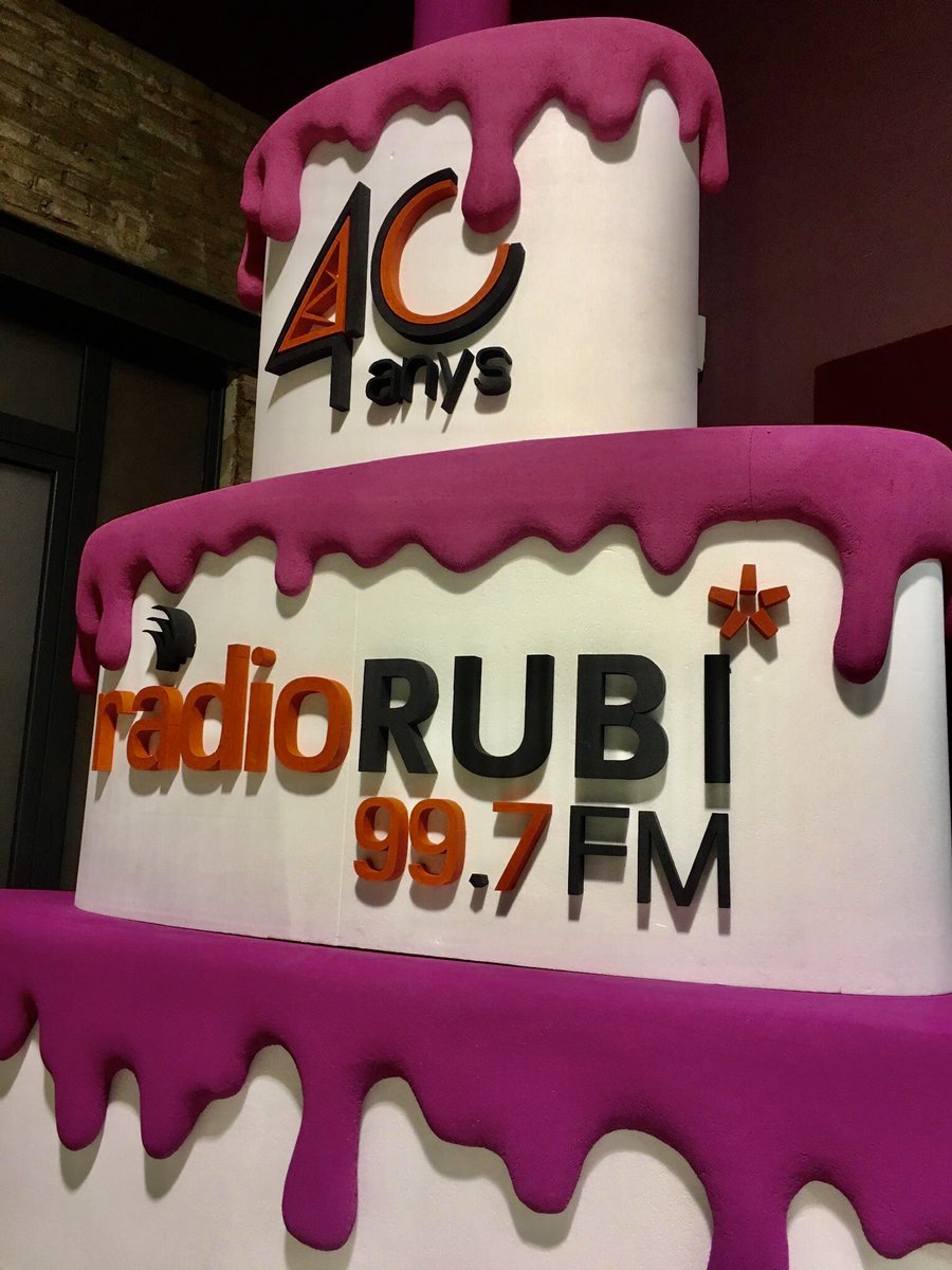 Jo tinc @inforadiorubi per tot arreu. A casa, meitat i meitat. A la feina, plena d’ex. I moltes de les meves amistats o hi són o hi han estat. Molt emocionada de ser en el seu 40è aniversari. #40anysdeRàdioRubí Per molts anys... i gràcies per tot! #rubicity