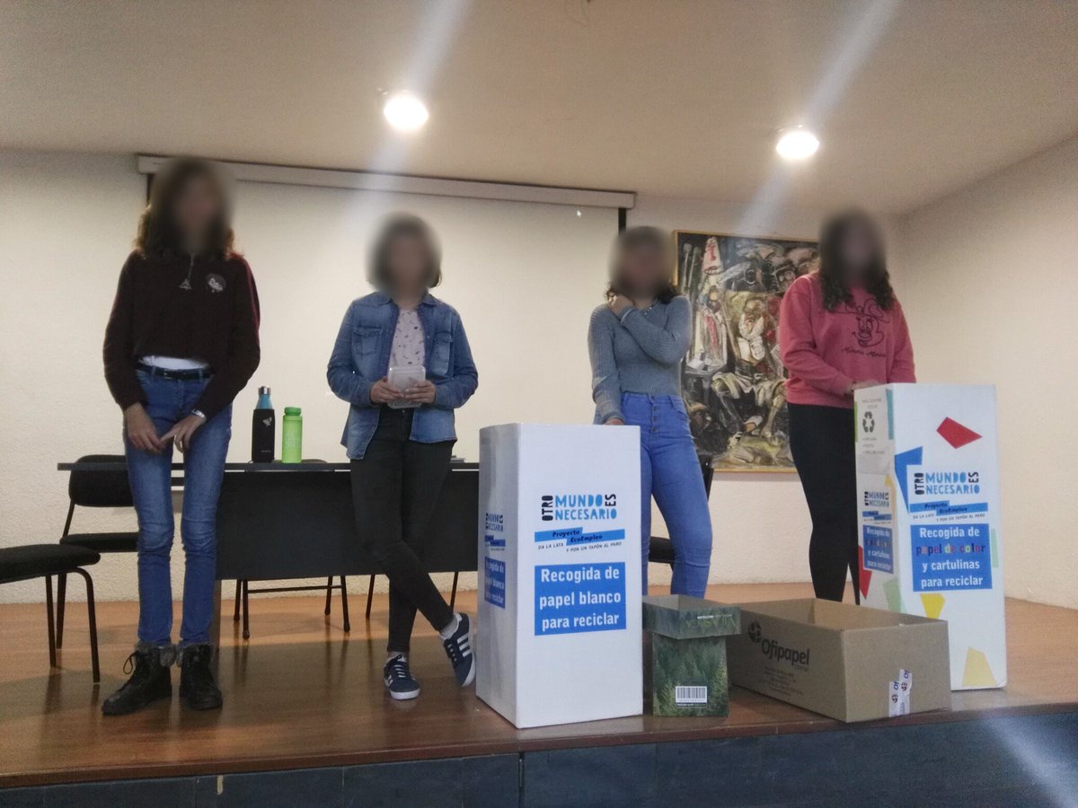 ieslasendagtf's tweet photo. Último #claustro del año: las #ecodelegadas de #ieslasendagtf explicaron a todos los profes cómo utilizar y enseñar a utilizar los distintos contenedores q usamos en nuestro centro para #reciclar papel q recogerá @otromundoesnece #EscuelasSostenibles #AmbientalCRIF @CRIFAcacias https://t.co/ZLOf06VykL