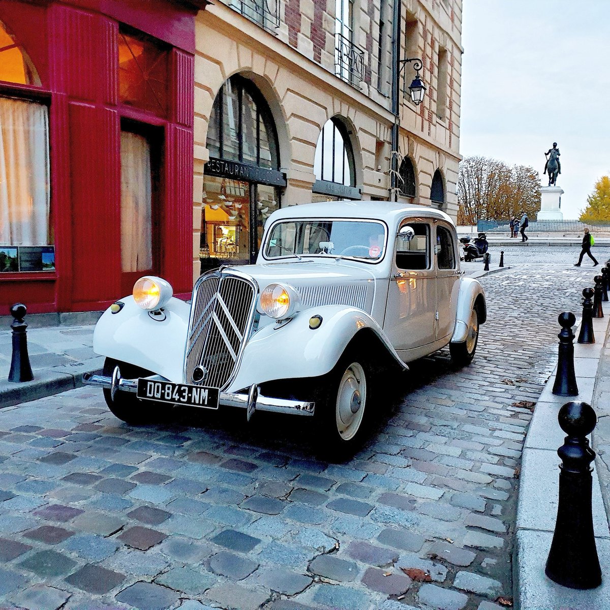 A bit of Paris by vintage Citroën traction with us? So good to revive the classics!!

#citroen2cv #citroën2cv #citroensaxo #citroenc4 #citroends3 #citroenhy #citroenmehari #citroenberlingo #citroensport #citroenclassic #citroenc3 #citroentraction #citroenfanphoto #citroencactus