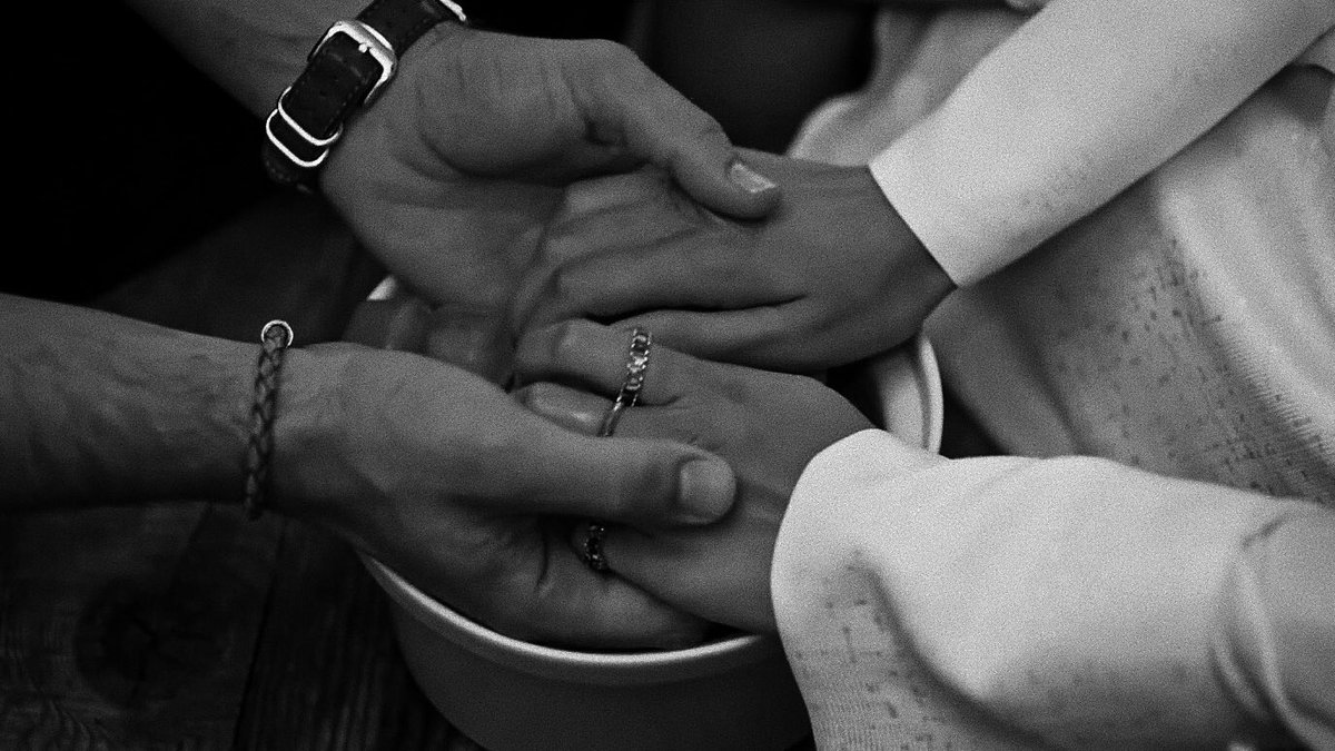 yaseldem's tweet photo. gel, gel.. 🖤
it’s fascinating how they manage to discuss things that upset them in such a laid-back fun manner.. such a healthy relationship. 
i would watch demir leaving to paris over and over again if it means they get to argue over it like this🖤 https://t.co/8BvtmFdLHY