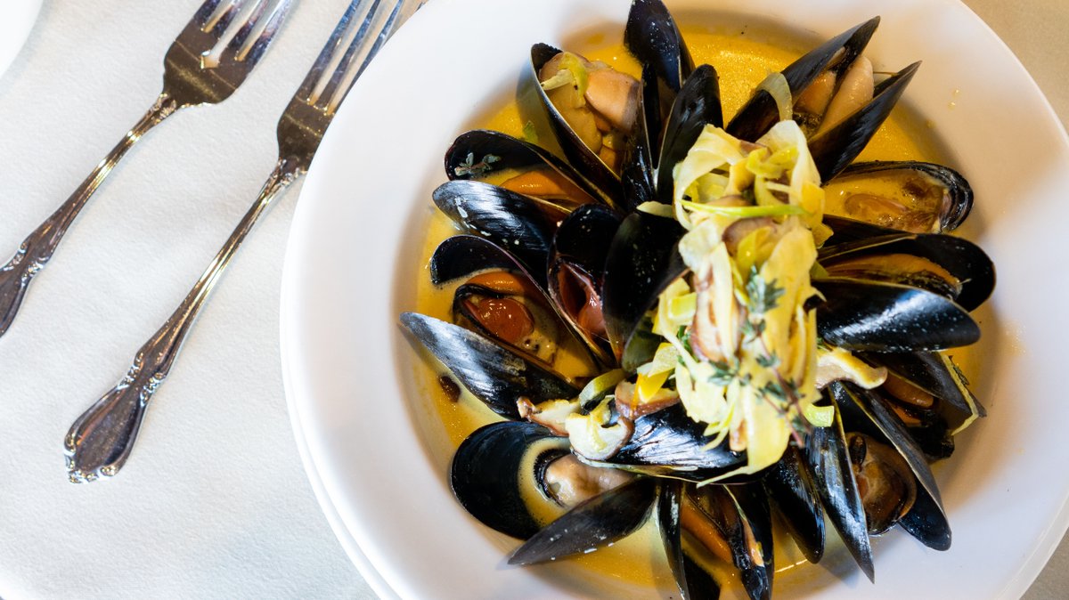 Taking family out to dinner on Christmas Eve or Day? Check out the list here: bit.ly/2PDQd2j to see whats open. #holiday #yum #visitbellingham