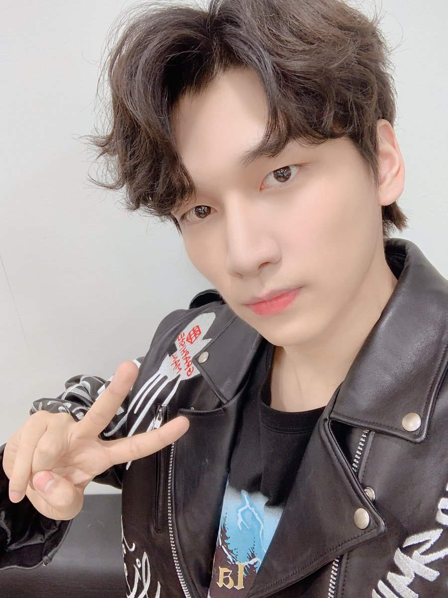VixxHyukTH's tweet photo. [Twitter Update] 191222 VIXX HYUK @ RealVIXX

ฉันคือโรวิกซ์. ภาพตัวแทน #ฮยอก กับหน้ากาก #SportsCar ในรายการ #King_of_Mask_Singer. ผมเชื่อว่าเจ้าเด็กน้อยของเราน่ารักน่าเอ็นดูมากๆ เลย. ประสบความสำเร็จด้วยหัวใจของเหล่าแสงดาว.🏎

#빅스 #VIXX #HYUK #한상혁
#겨울나비 🦋
#VixxHyukTH https://t.co/SGm2A41uNv