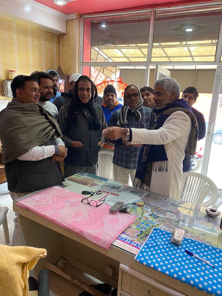 DrNareshkr's tweet photo. आज के जनसम्पर्क कार्य��्रम की कुछ तस्वीरें आपके साथ साझा कर रहा हूँ। दोस्तों आप सब लोगों का प्यार ही है, जो मुझे हमेशा चलते रहने के लिए प्रेरित करता है।
जो लोग मुहिम का हिस्सा बनना चाहते है, वो सम्पर्क करे🙏
आपका अपना
डॉक्टर नरेश कुमार
#SundayMotivation #SundayMorning 
@SChopraINC https://t.co/cCl8zRpdP4