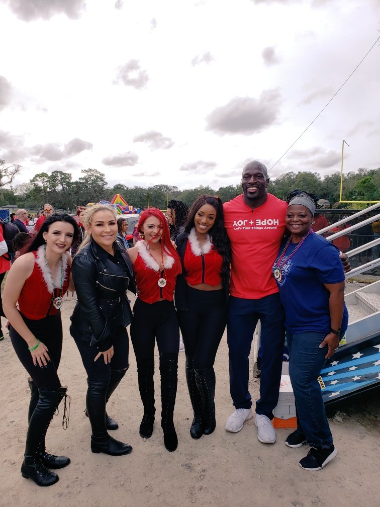 Let's just take a moment to tweet about the wonderful things, wonderful people are doing in the Tampa Bay Area. <a href="/TitusONeilWWE/">Titus O'Neil</a> Joy of Giving Parade was everything yesterday. Those smiles of the little ones were #Priceless 🎄