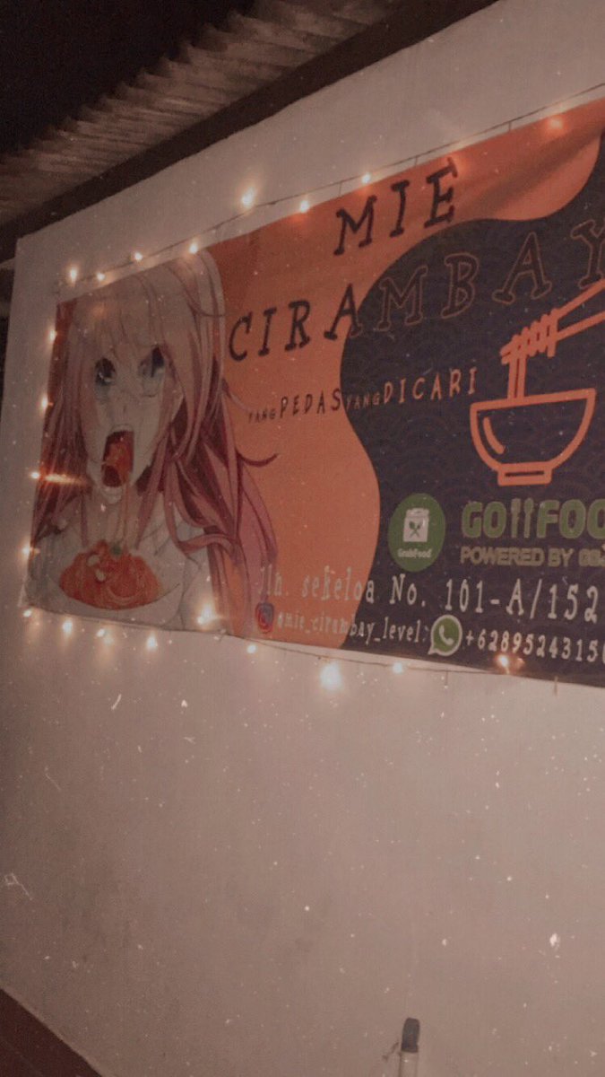 samuelchrstnn's tweet photo. Salah satu jajanan favorit aku di Dipatiukur. Namanya Mie Cirambay, pertama kali tau karena pesen random aja di gofood ternyata enak banget sampe akhirnya jadi langganan jajan disini.

Murah, enak, jangan pesen level 5 nanti nangis :(:(:(

Bukan endorse iyeu mah emang ngeunah weh https://t.co/1m60ufQEzZ