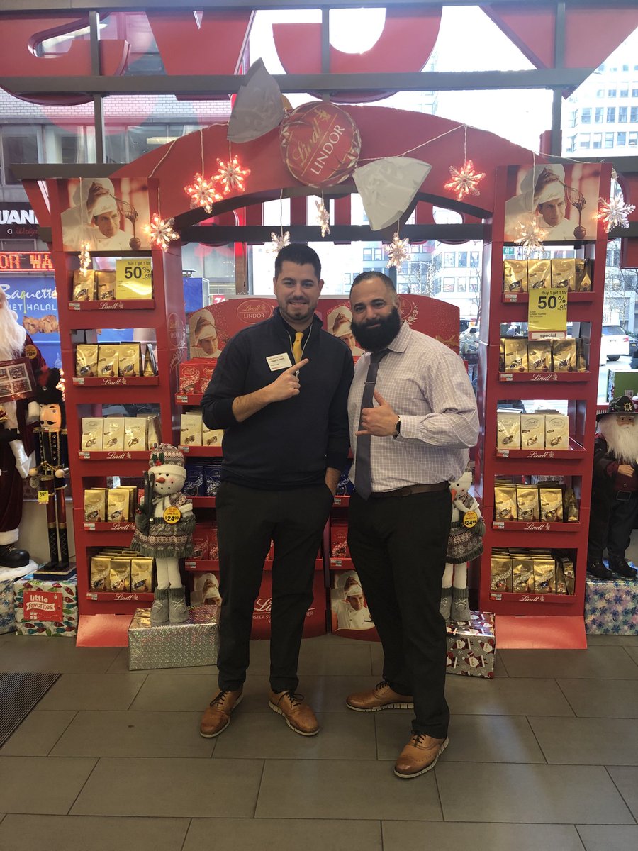 Times Square South, Store 10826 is cranking with holiday cheer! Thanks for the awesome display SM ⁦<a href="/WilliamBuckless/">William Buckless</a>⁩!  ⁦<a href="/dwoodCVS/">Don Wood</a>⁩ #TheBigR10