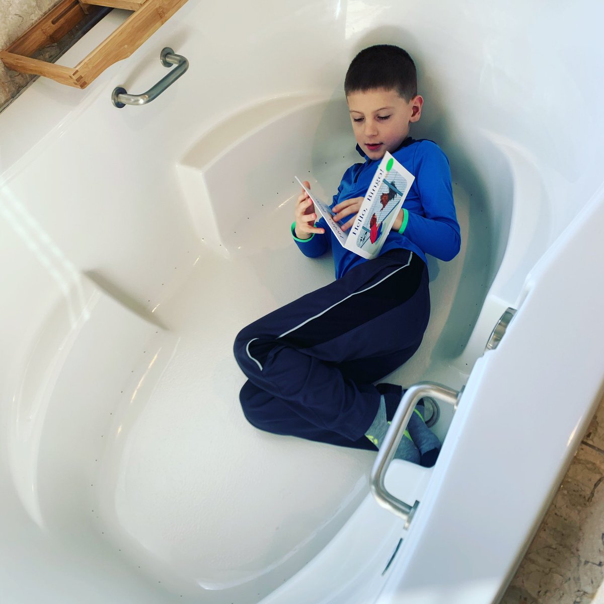 Laura Gray tweet media