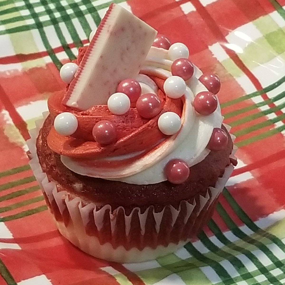 On the 22nd of December, Flour Child created for me Andes peppermint swirl with peppermint candies!

flourchildcreations.com/25-days-of-cre…

#CAKEBUS #FlourChildCreations #topthat #onlyinwanamingo  #cakeeveryday #indulge #madeinmn #bakingtherapy #25daysofcupcakes #Andes #peppermintswirl