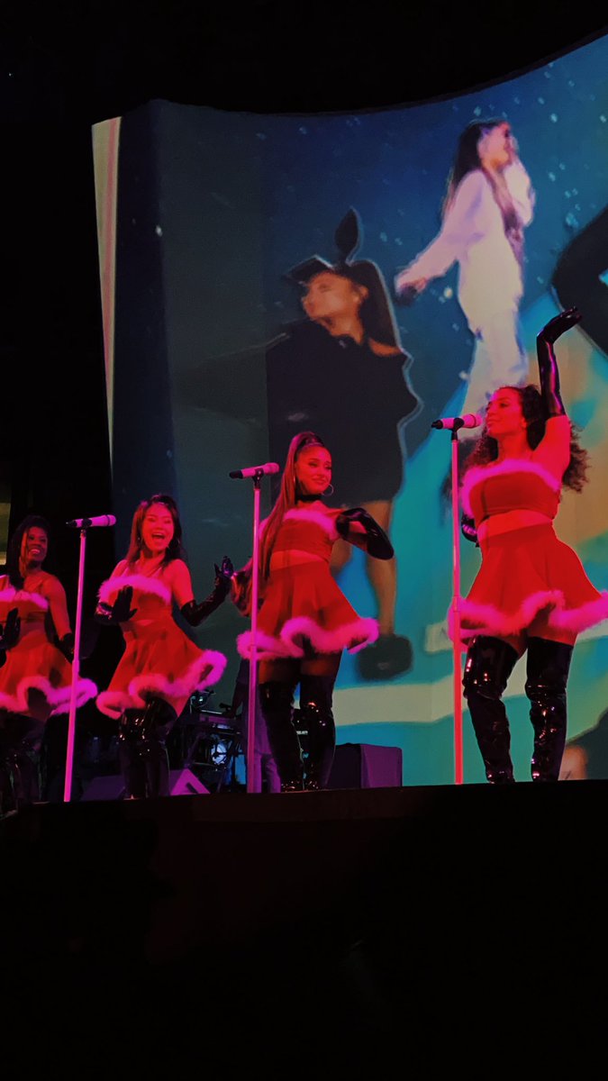 SETHSP0V's tweet photo. thank you, @ArianaGrande, for making 2 days out of my year so memorable. ๐ฅบ #SWTWashington & #SWTRaleigh ๐ #OurSWT https://t.co/a5IVVydSUp