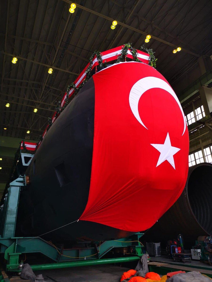 Bakın arkadaşlar yüzde 80 i yerli teknoloji ilk denizaltımız Piri Reis bugün suya indirildi. Bizim gündemimizde Aleyna Tilki kadar yer tutmadı.