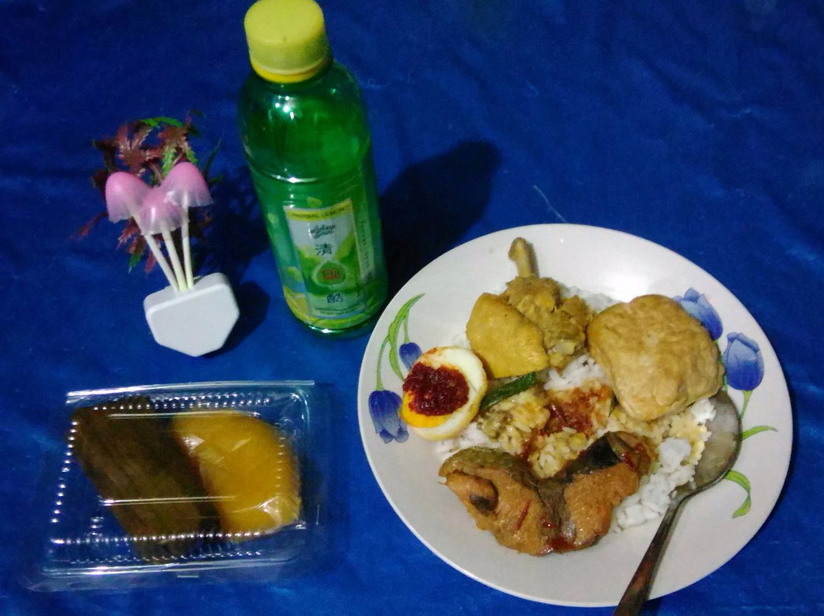 nadya_arista46's tweet photo. #Alhamdulillah #kenyang mkn #enak👍
acr anak #tetangga #sunatan
Udh mkn #nasi,dikasi #lempar & #labu agar2🍝
Baru ini mkn labu & agar2 jd #kue yg enak
Klu #sayur labu tdk mkn,dibuat kue lumayan mau mkn nya
#kuliner #indonesia #sedap
Isi #liburan dgn sesuatu berfaedah
#weekend💖 https://t.co/9RWUdkmg7F