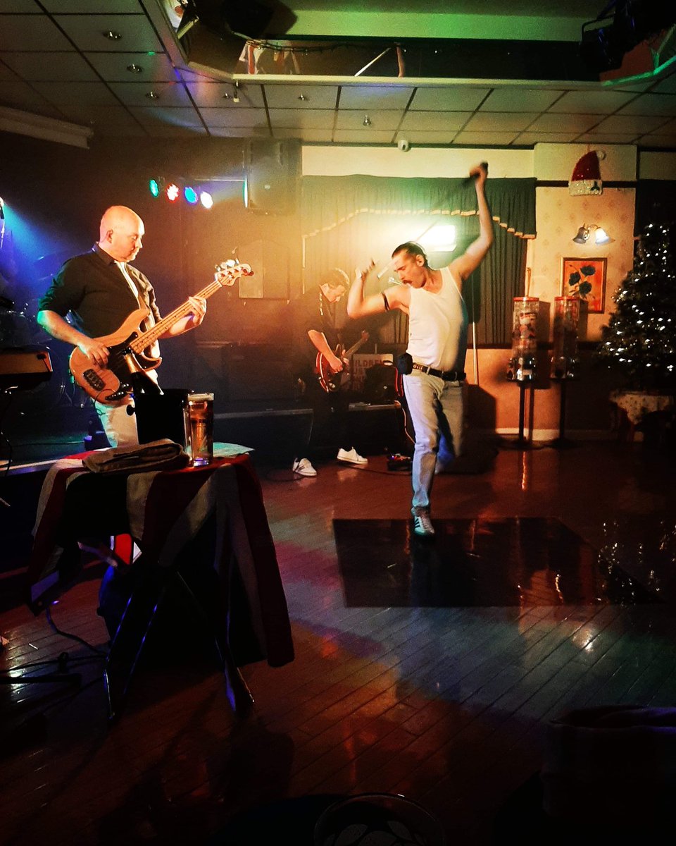 _Queenesque's tweet photo. Stanley Ward Club, Blackpool. 21/12/19.
QueenEsque (Mk 3) is officially go.
Neil ‘Flash’ Gordon made his debut in Blackpool last night.
Welcome to the QueenEsque family Neil!
#queen #tributeband #freddiemercury #brianmay #rogertaylordrums #johndeacon #tributefestival #queenesque https://t.co/hL7ZbTUBOl