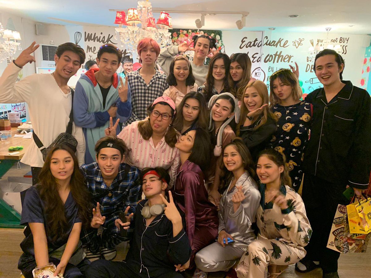 bini_mikha's tweet photo. Happy Holidays from SHA fam❤️ https://t.co/P1MNWAdmpw