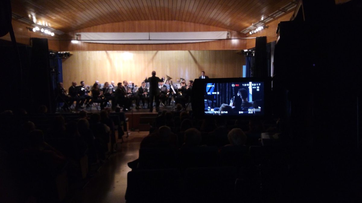 Las cámaras de La Rambla Televisión, Ik-Conecta, en el concierto de navidad de la Unión Musical Rambleña que se está celebrando a esta hora en la casa de la cultura Alcalde Diego León. 
Ya en la televisión de nuestro pueblo y para toda la comarca.