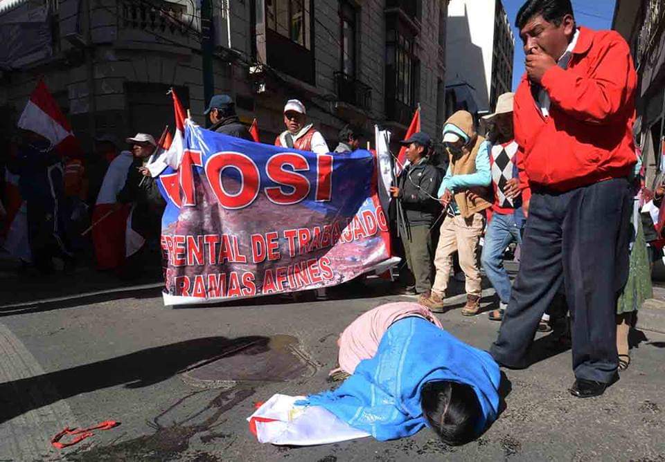 EverMar14093573's tweet photo. @evoespueblo ¿Quién dijo que las demandas potosinas le daban risa? #EvoLoHizo ¿quién encarceló a nuestros dirigentes? #EvoLoHizo  ¿quien golpeo mujeres y mandó a reprimir a los potosinos? #EvoLoHizo ¿quién prefirió jugar futbol y dejarnos morir de hambre? #EvoLoHizo https://t.co/jP5juUa0Fl