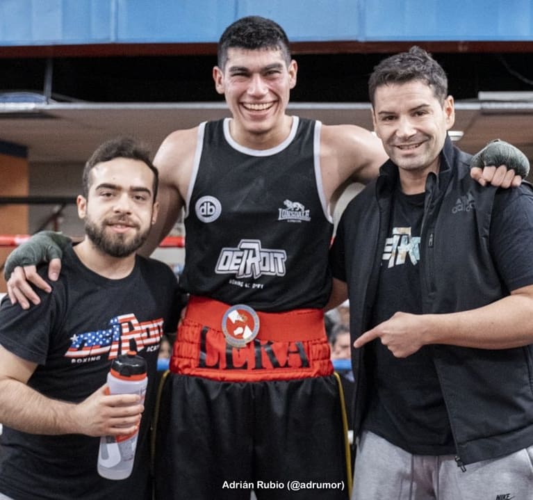 BravidoLera's tweet photo. Un gran final de año, tengo que agradecer a mi equipo del #DetroitBoxingAcademy , que siempre me han apoyado incondicionalmente. Muchísimas gracias por todo lo que me habéis dado como boxeador, entrenador y persona. @TininRodriguez #Ivancín
.
.
.
#DetroitFamily #TeamDetroit https://t.co/uOy7tgOtqj