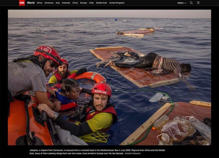 openarms_fund's tweet photo. Esta foto ha sido seleccionada por la @CNN como una de las 100 fotos más importantes de los últimos 10 años. 
Gracias @alessiopaduano por estar a bordo y mostrar lo que sucede #Med.
¿Nos ayudas a seguir? https://t.co/9i61JPcVVf