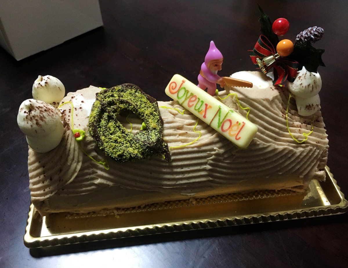 まつはとろこ クリスマスケーキはアングランパのブッシュドノエルマロンでした みっちりロール生地にバタークリームが最高でした 25日もどこかで買いたい