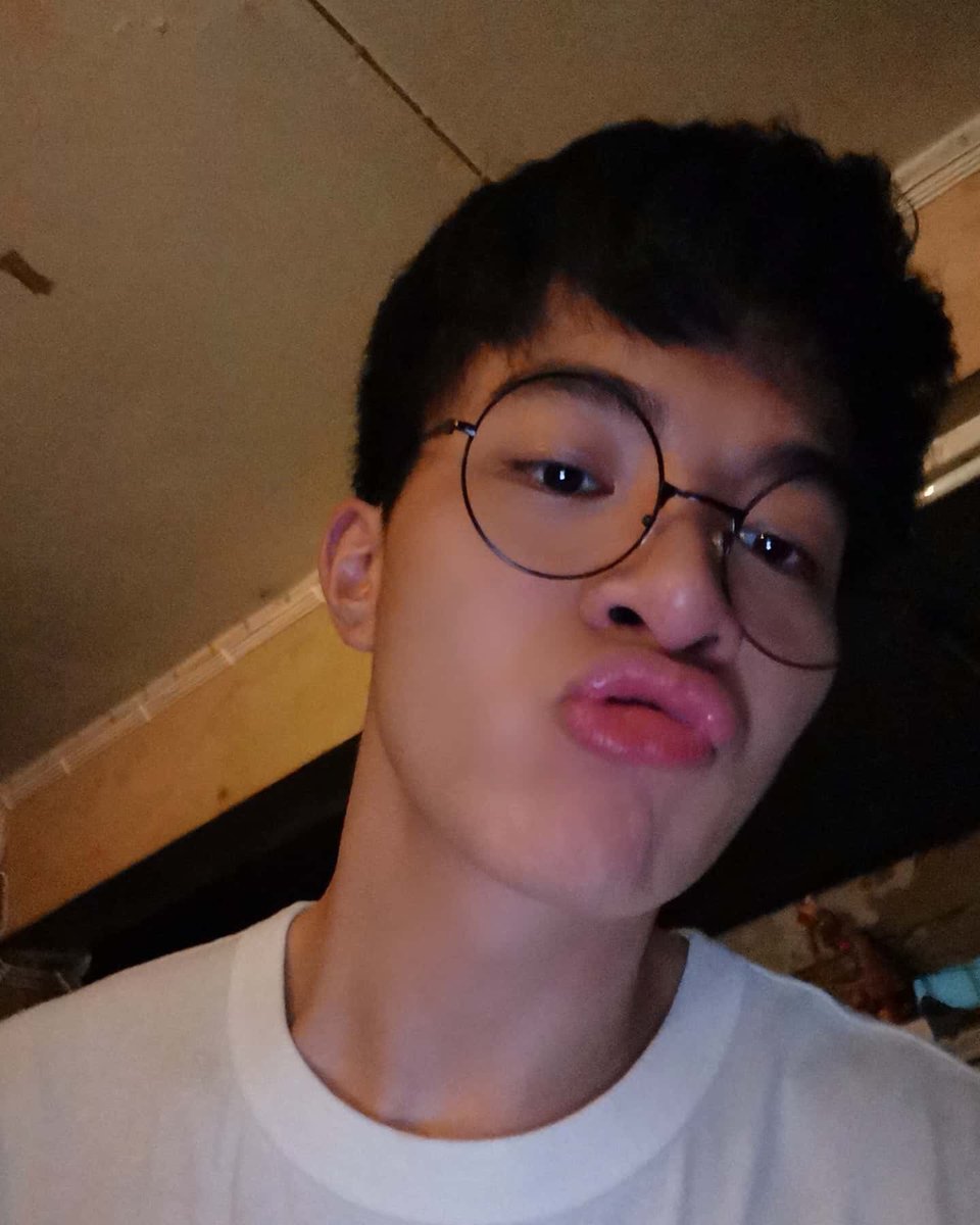 SenyoraSteffi's tweet photo. BAKET MUNDO???!!!

Nakakainlababo kang bata ka! 😍🤗

Note: (Sa tingin ko lang 💁🏼‍♀️)
May hawig pala sya kay @Saint_sup pag naka side view (3rd pic)
#teeearth #_earth40 #Wayo #BenEarth #PhaYo #2moons2 #2moons2theseries https://t.co/jqqLcPzq0n