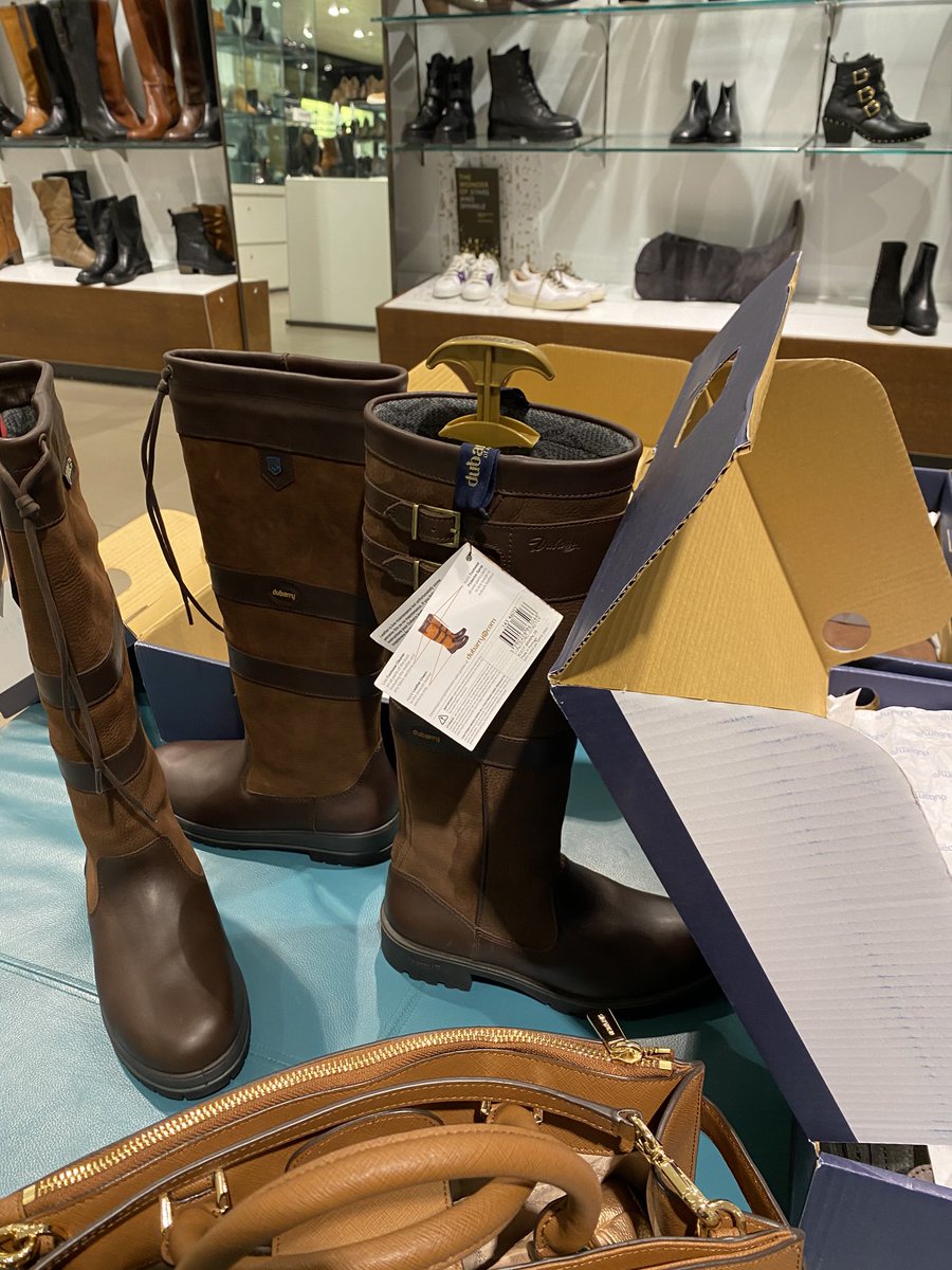 domilidc's tweet photo. Boots tried on in store vs same boots ordered from @jlandpartners. Colour looks completely different. No Christmas pressie for me this year 😭 so annoyed! https://t.co/CsuIDm72Vp